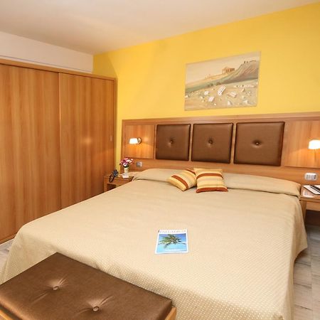 Fiesta Hotel Garden Beach Campofelice Di Roccella Room photo